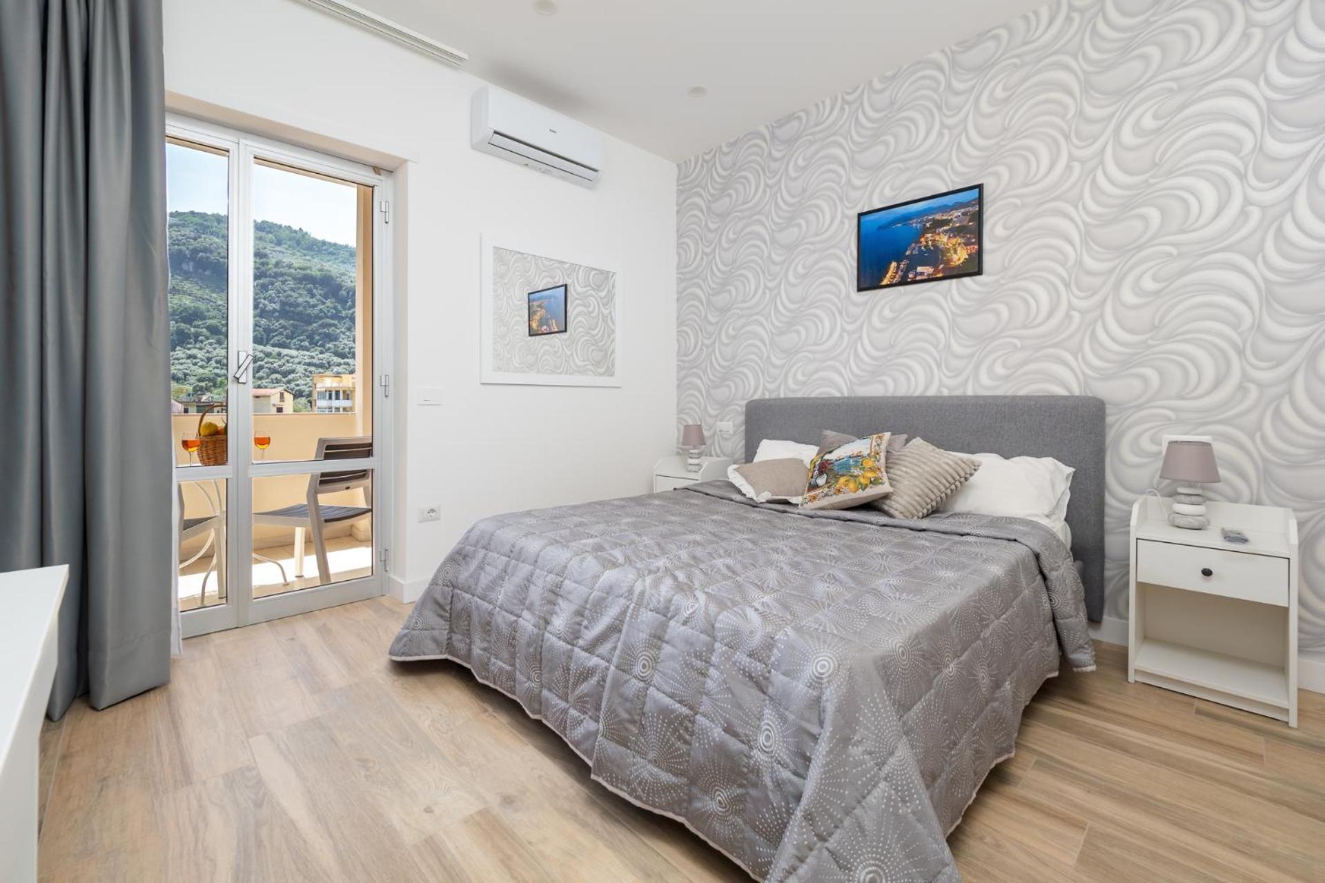 Apartment Nonno Angelo - 4 Bedrooms With Free Parking & Seaview Balcony