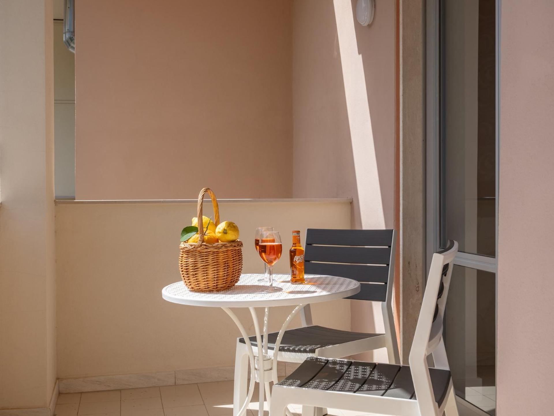 Appartement Nonno Angelo - 4 Bedrooms With Free Parking & Seaview Balcony